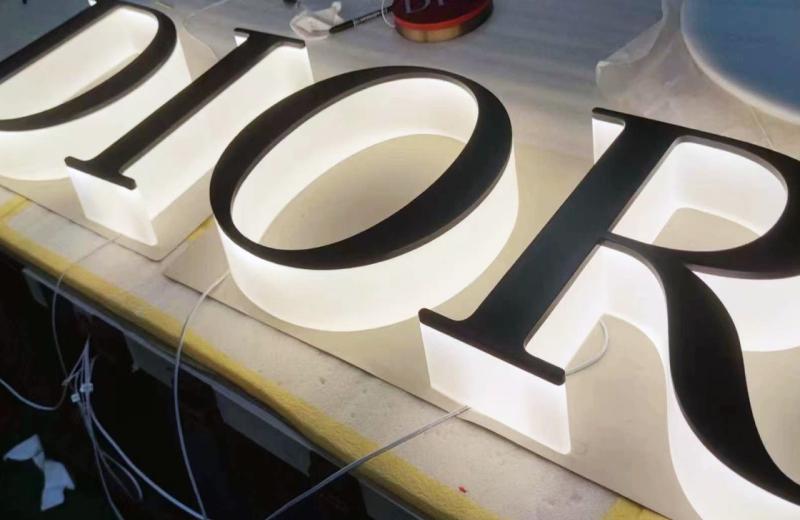 dior-very-thick-acrylic-illuminted-under-letters